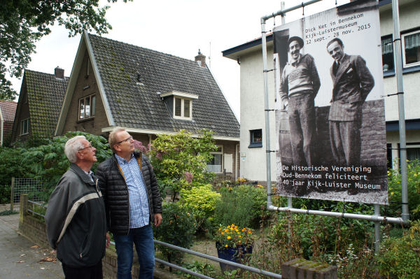 Oud-Bennekom geeft fotodoek cadeau 